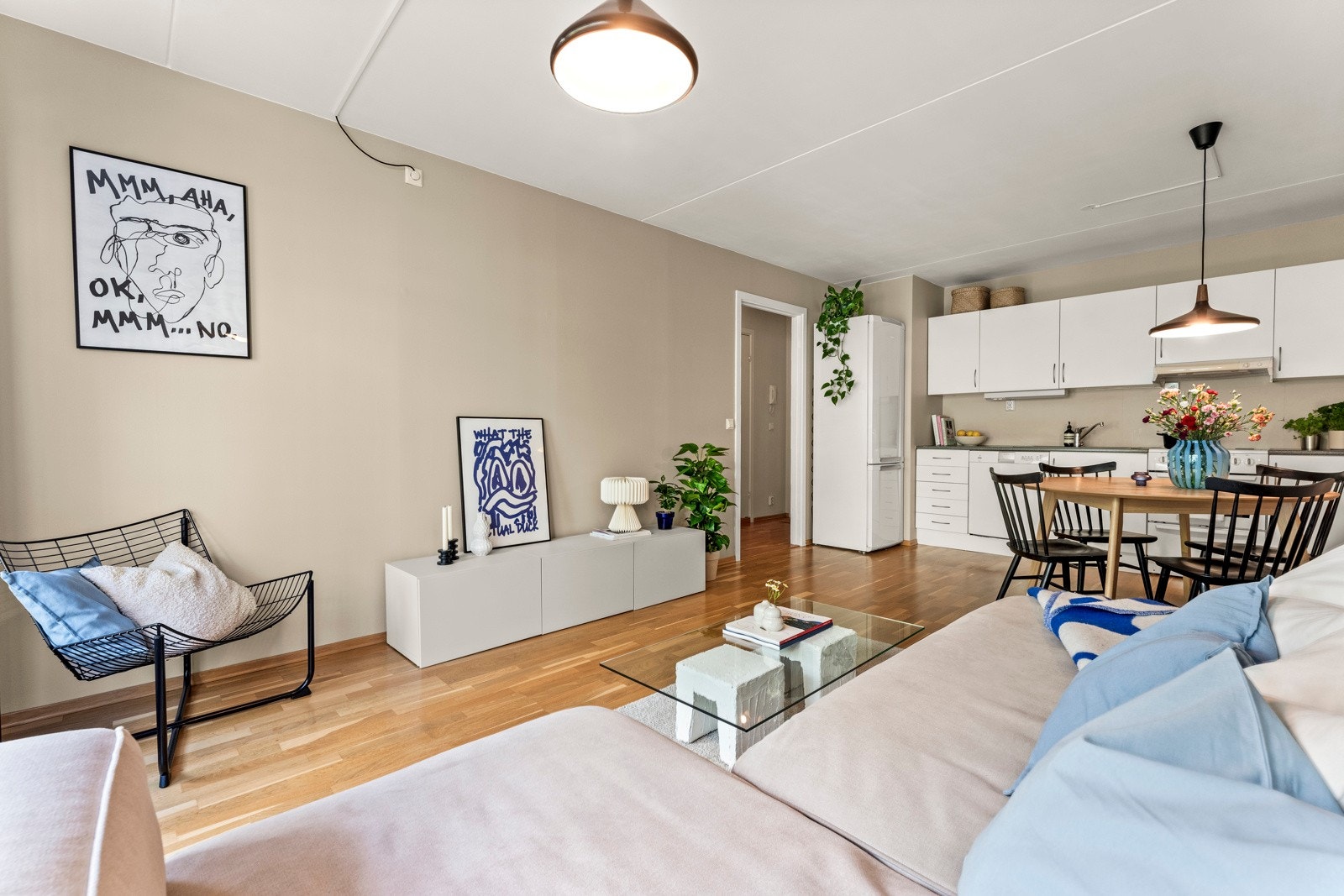 Malte vegger i tidsriktige farger og trestavs parkett. Galleribilde