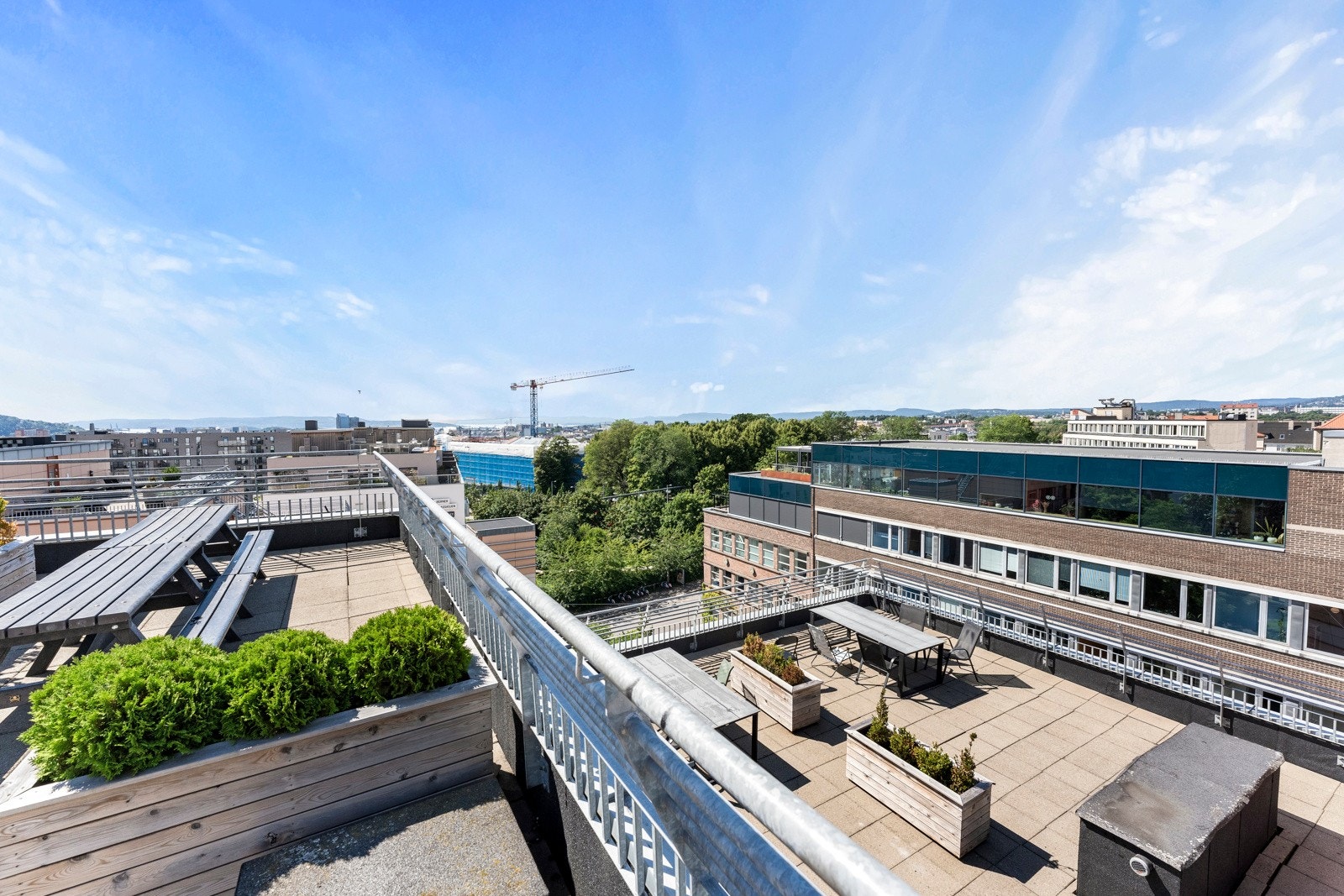 Boligen kan skilte med en herlig, solrik felles takterrasse med flott utsikt. Galleribilde