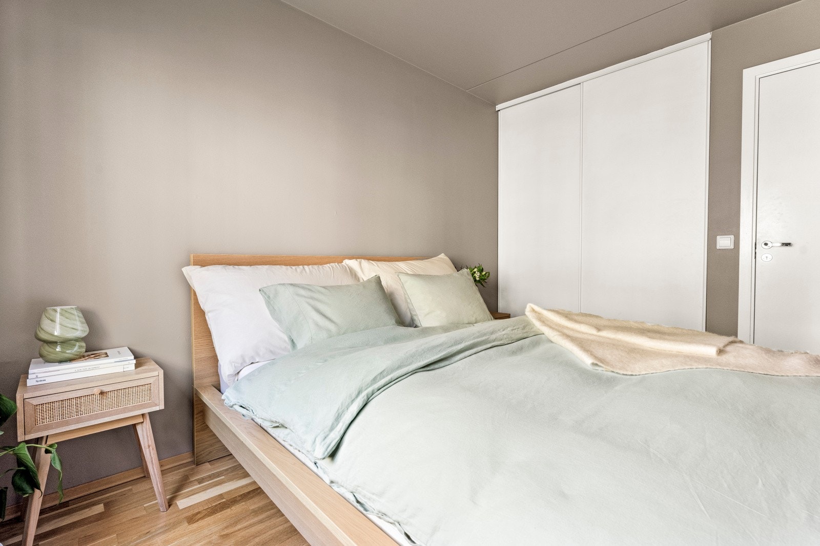 Skyvedørsgarderobe med glatte fronter. Galleribilde