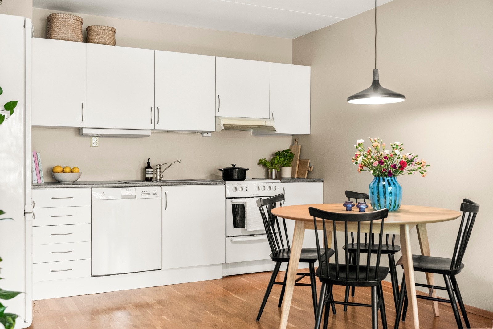 Kjøkken i åpen løsning med stuen. Galleribilde