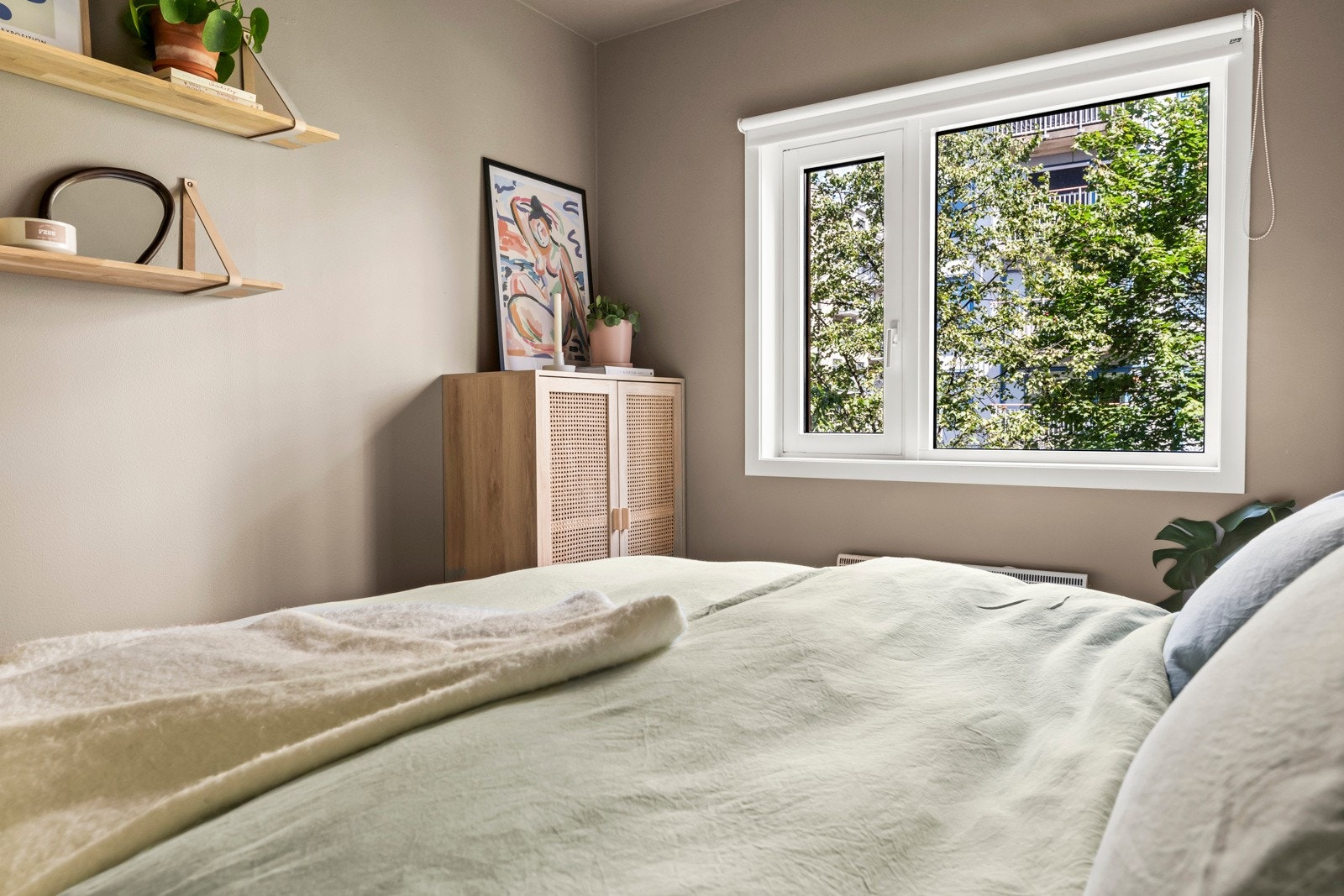 Malte overflater i lun og fin fargetone. Galleribilde