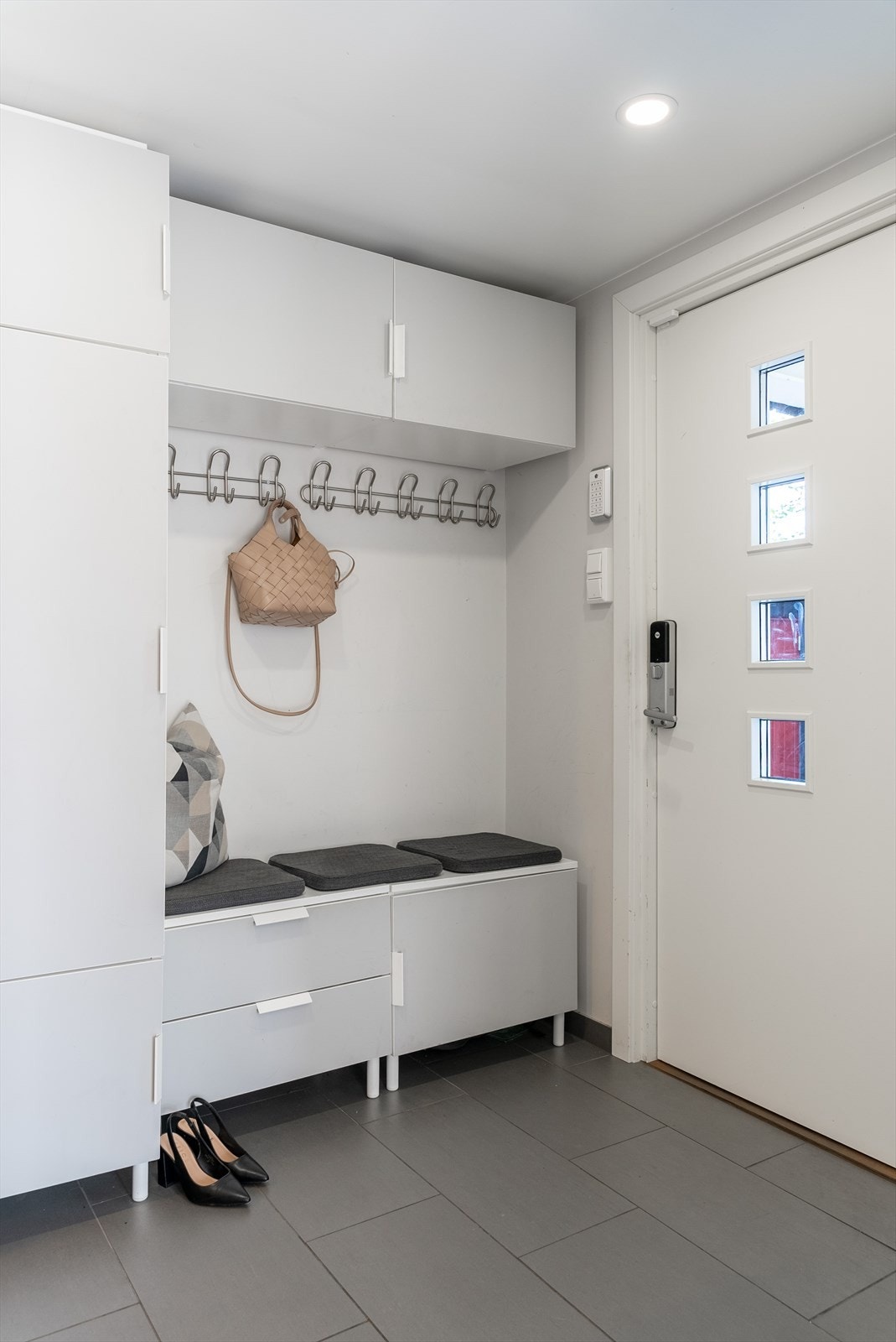 Innbydende og flisbelagt entré med gulvvarme. Galleribilde