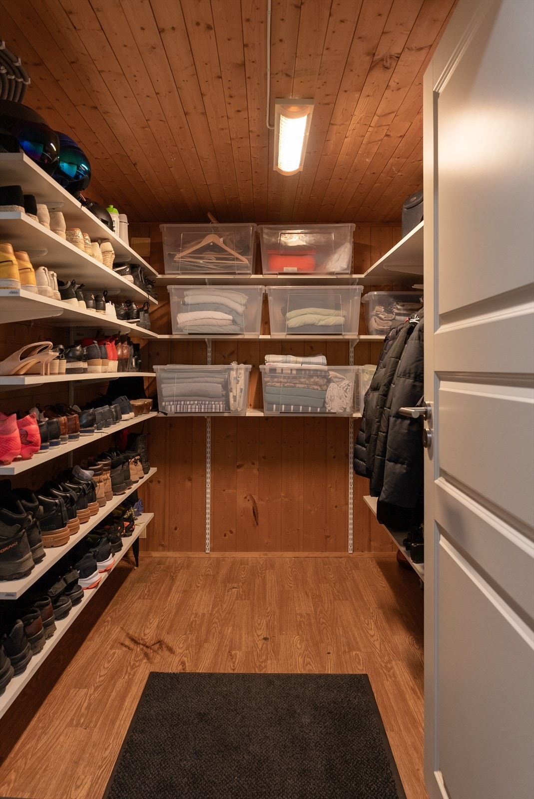 Gode oppbevaringsmuligheter - perfekt for å holde orden på sko, yttertøy og diverse utstyr. Galleribilde