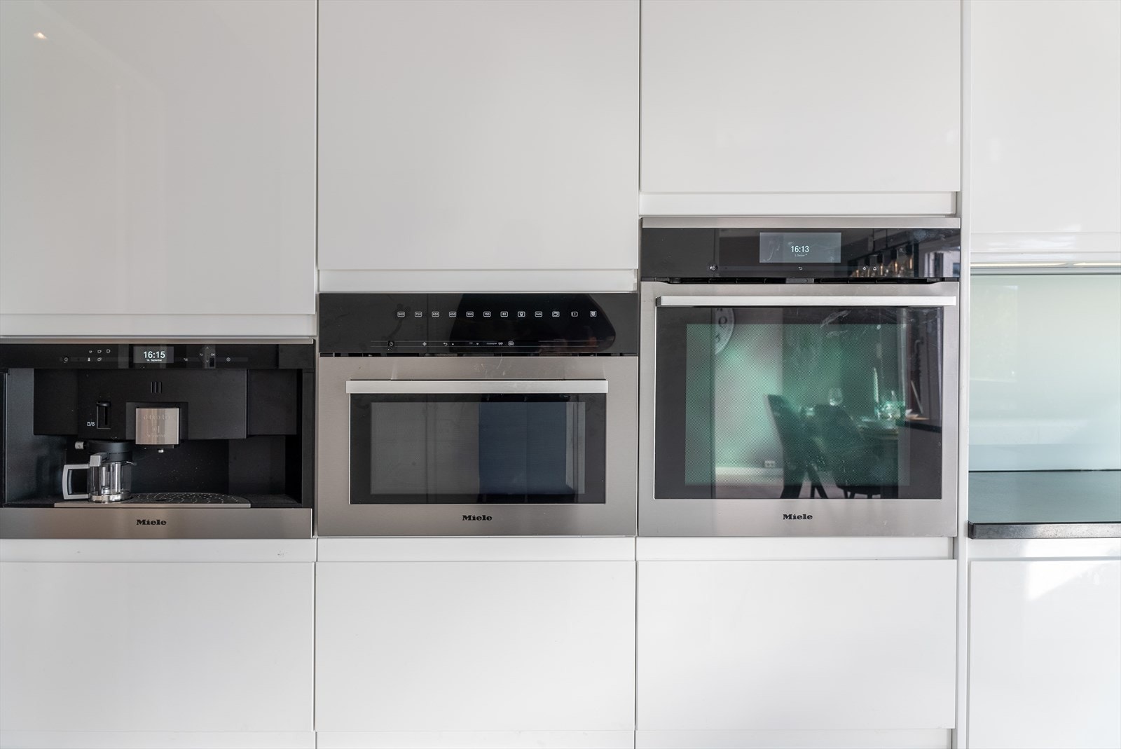 Kjøkkeninnredningen består av glatte fronter med integrerte hvitevarer som stekeovn, platetopp, kjøleskap/frys og oppvaskmaskin. Galleribilde