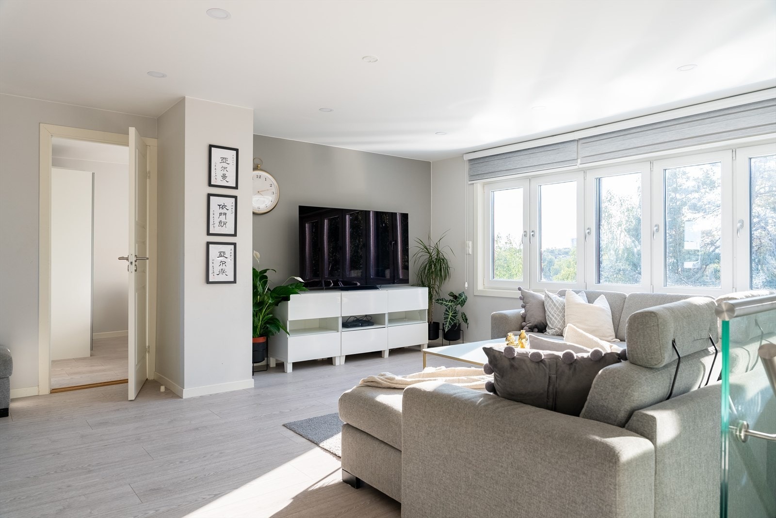 Boligen har en lys og luftig stue med god plass til stor sofagruppe, tv og tilhørende møblement. Galleribilde