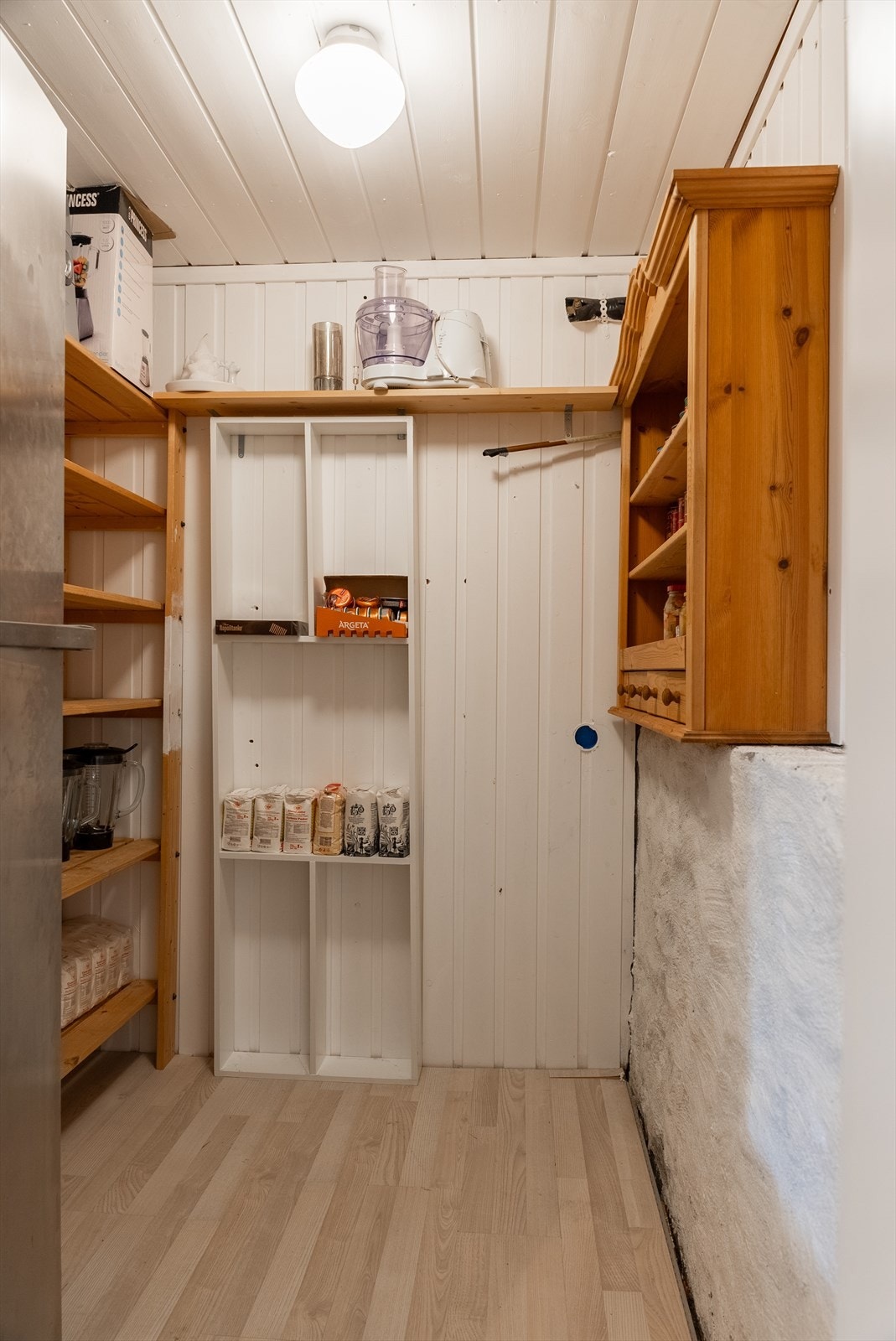 En praktisk matbod med plassbebygde hyller. Galleribilde