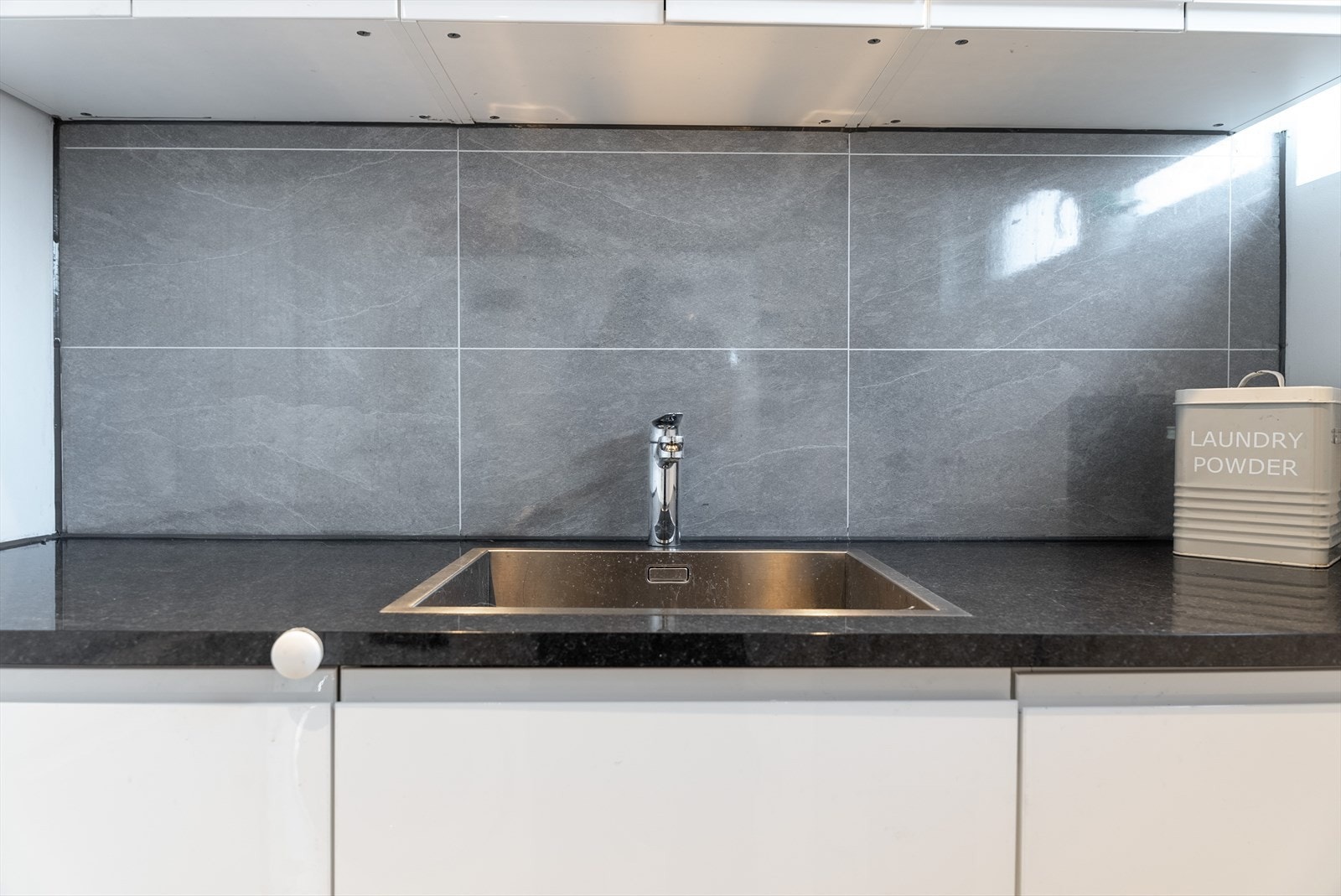 I tillegg har vaskerommet godt med skap- og benkeplass, samt en praktisk vask. Galleribilde