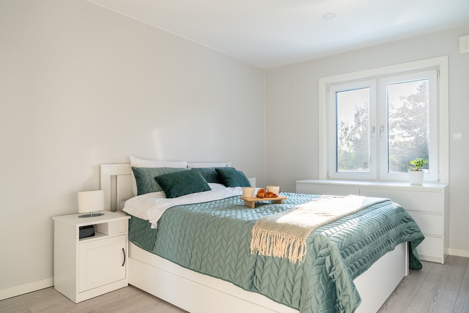 Hovedsoverommet er av god størrelse, med plass til dobbeltseng, nattbord og garderobeløsning. Galleribilde