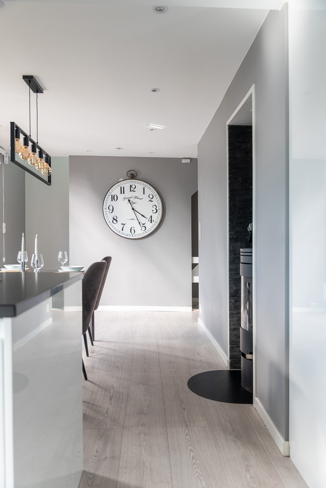 Det er kort vei til Groruddalen ungdomsskole og Grorud barneskole er omtrent en 15 minutters spasertur unna. Galleribilde