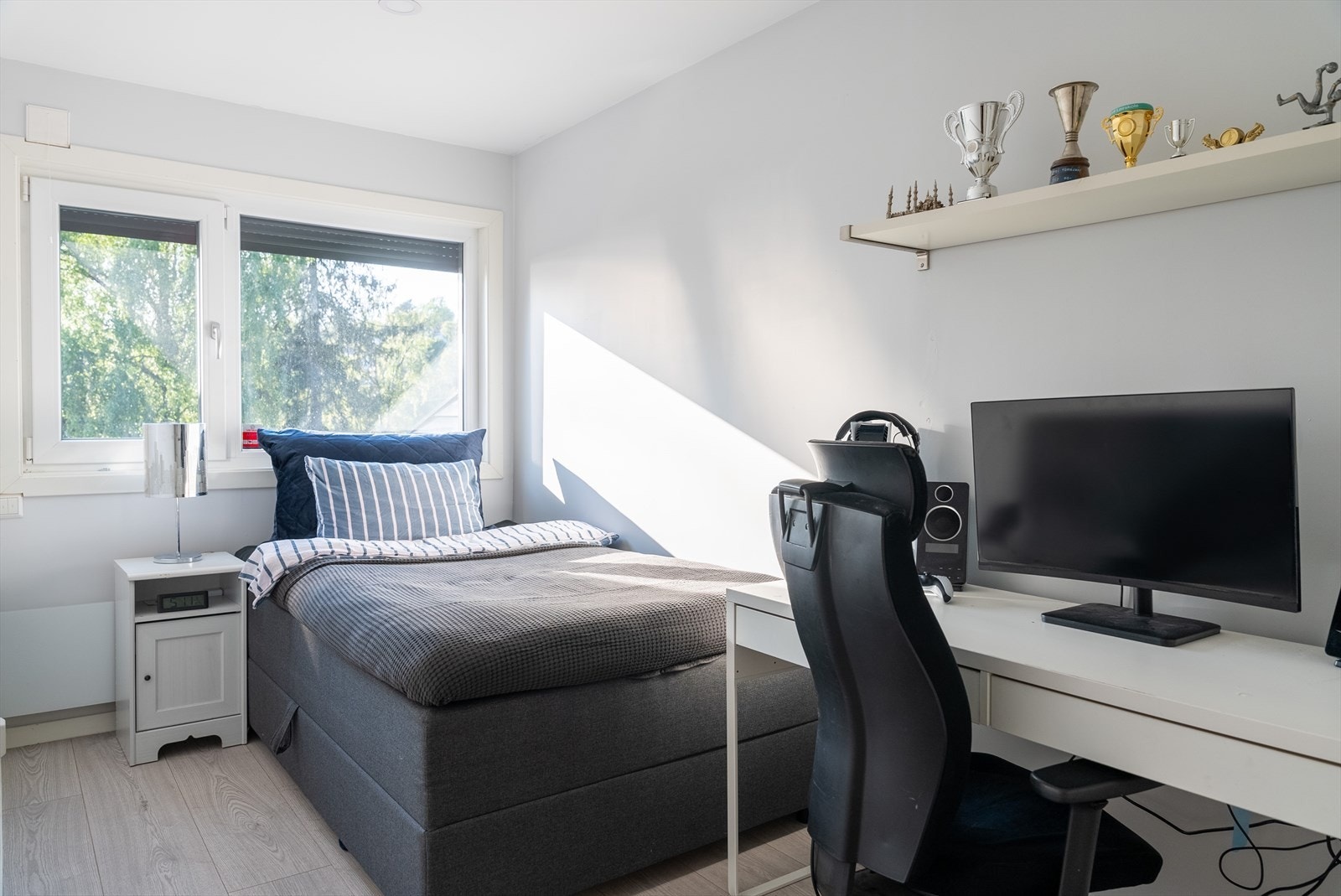 I første etasje finner du et romslig soverom med god plass til seng, garderobe og skrivebord. Galleribilde