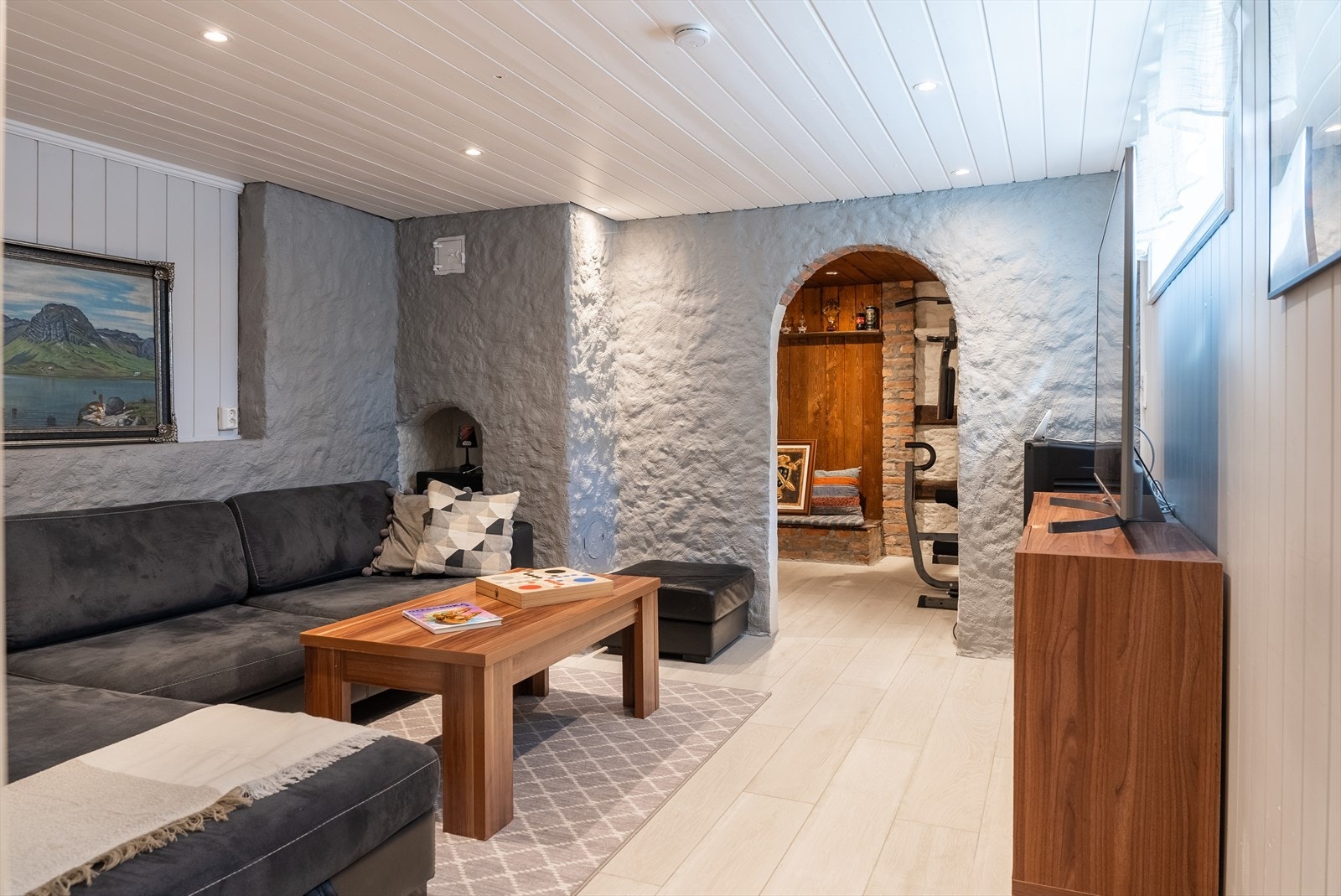 Ved behov for å trekke seg tilbake har boligen en romslig kjellerstue. Galleribilde