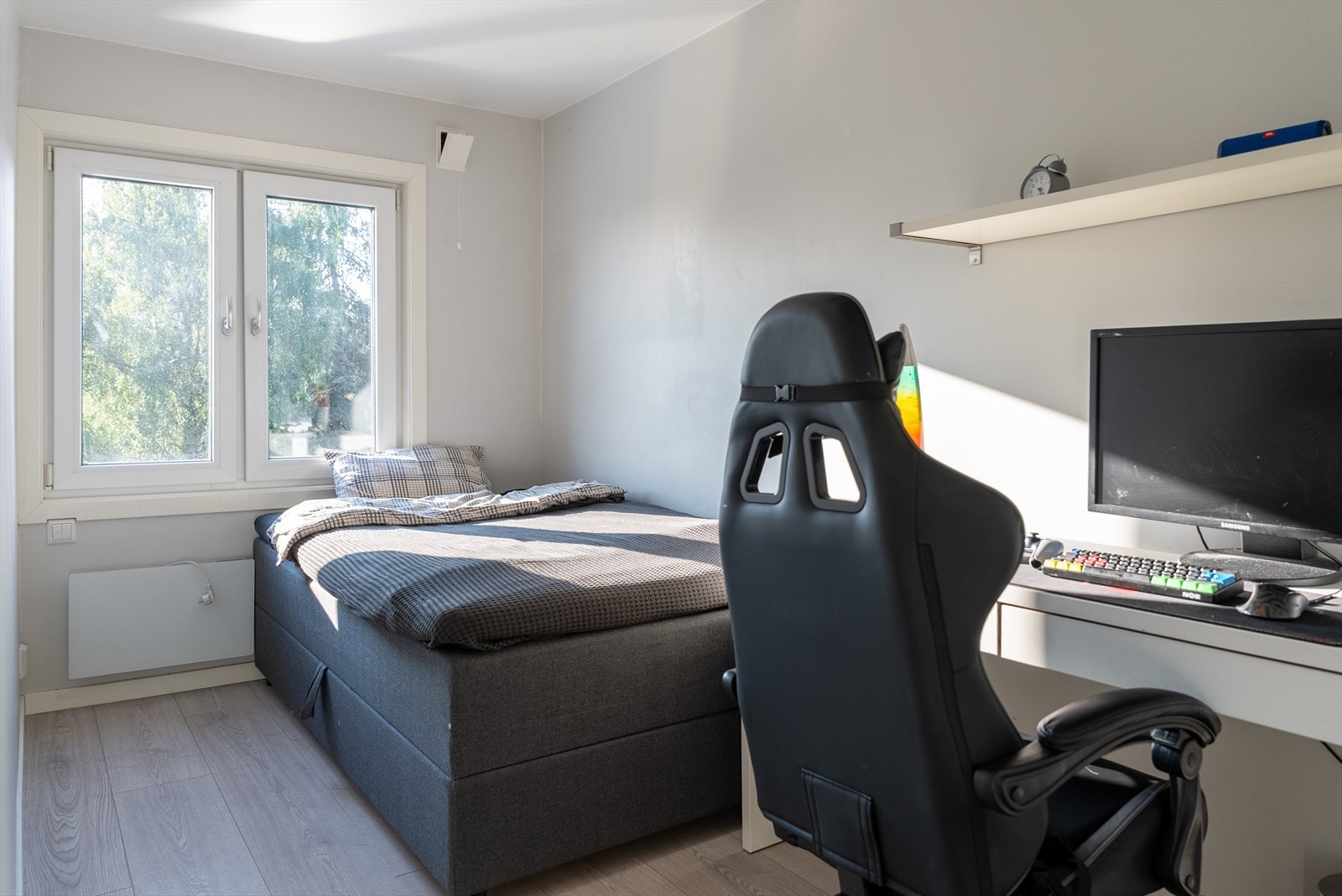 I andre etasje er det totalt tre soverom - dette soverommet har god plass til seng, garderobe og skrivebord. Galleribilde