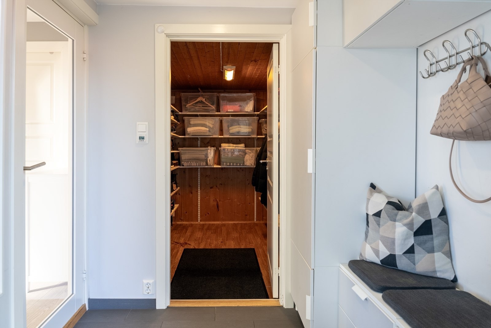 Fra entreen er det adkomst til en praktisk innvendig bod. Galleribilde