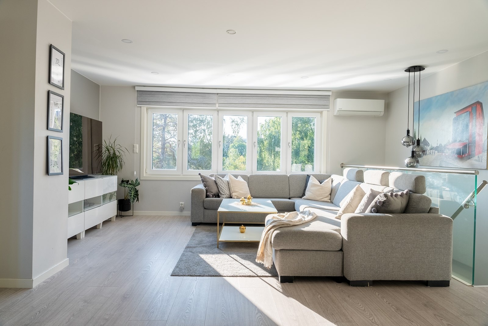 Boligen er omfattende oppgradert med nytt kjøkken, bad og overflater som er pusset opp i 2019/2020. Galleribilde