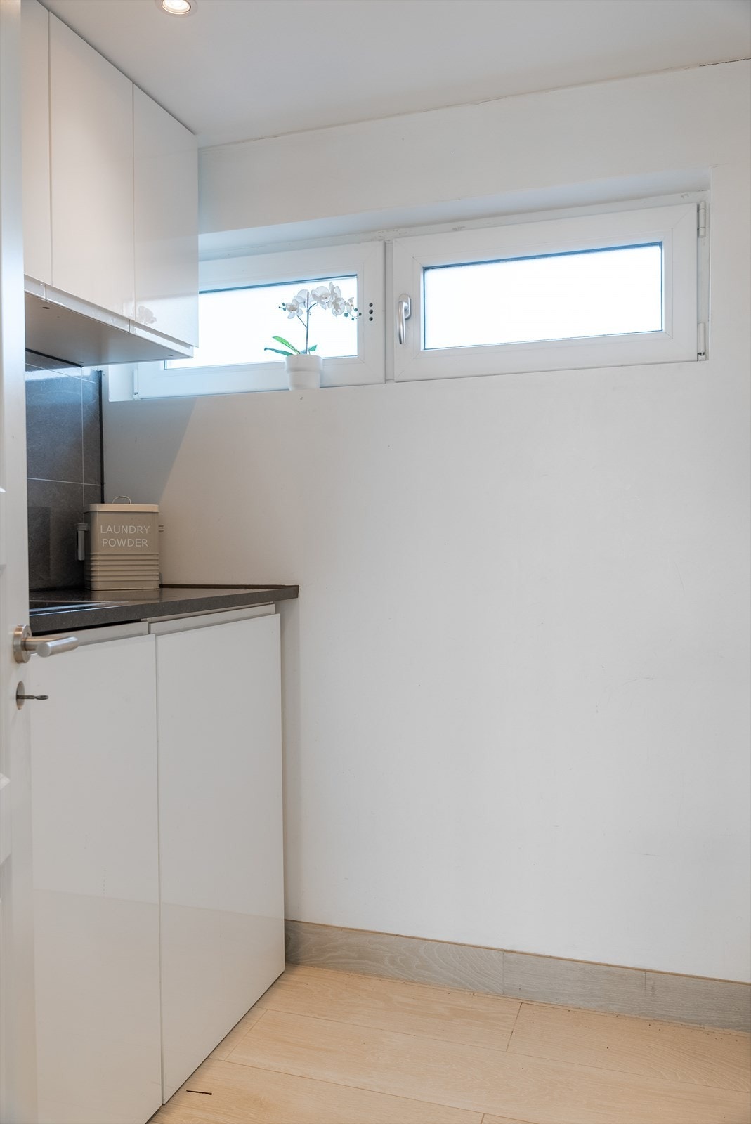 På vaskerommet er det montert en 227 liter varmtvannsbereder fra 2021. Galleribilde