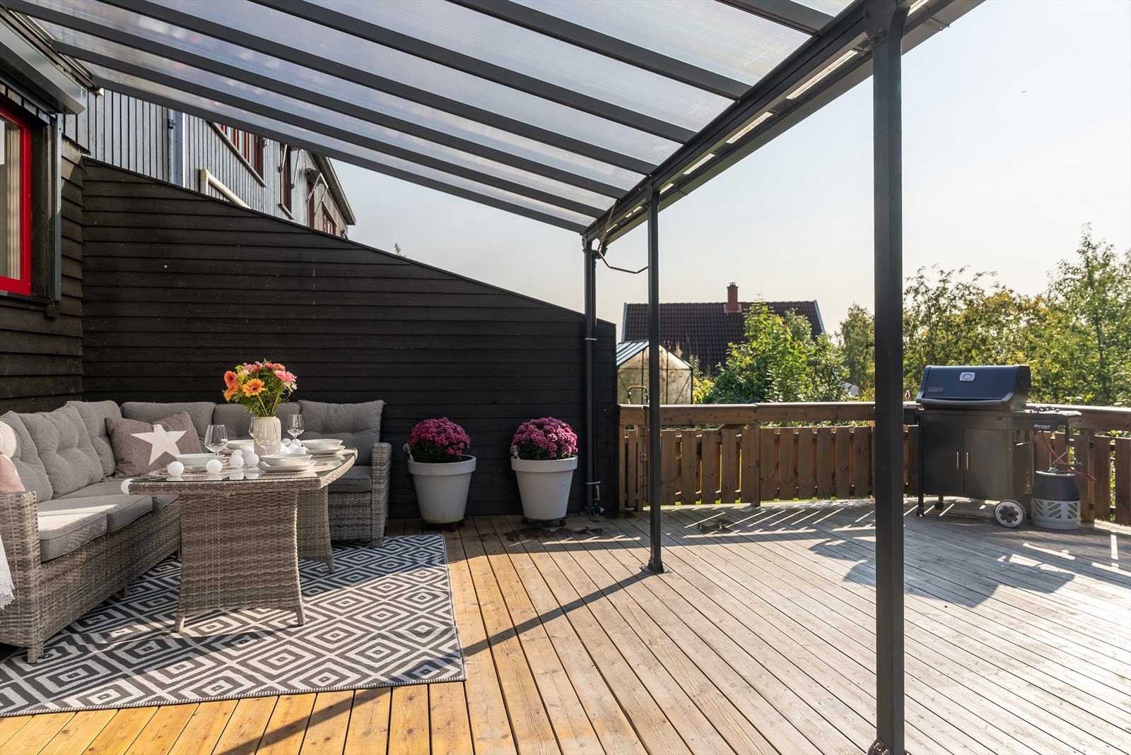 Fra kjøkkenet er det utgang til en stor vestvendt terrasse på hele 73 kvm. Galleribilde