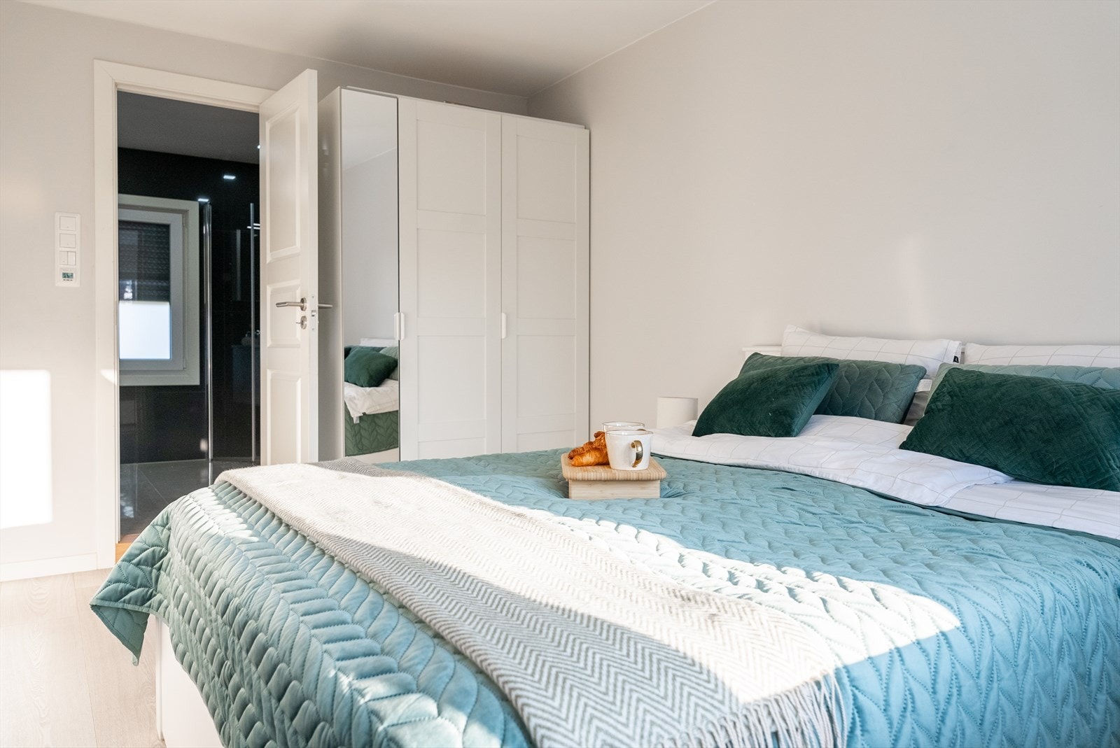 Fra soverommet er det direkte adkomst til eget baderom. Galleribilde