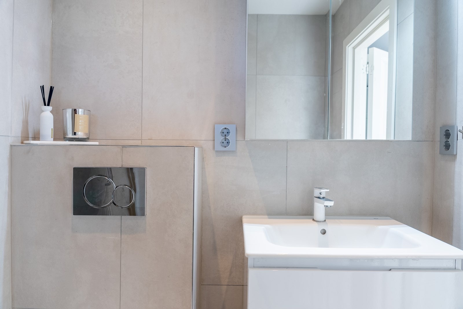 Overskapet har speilfronter som gir ekstra romfølelse. Galleribilde