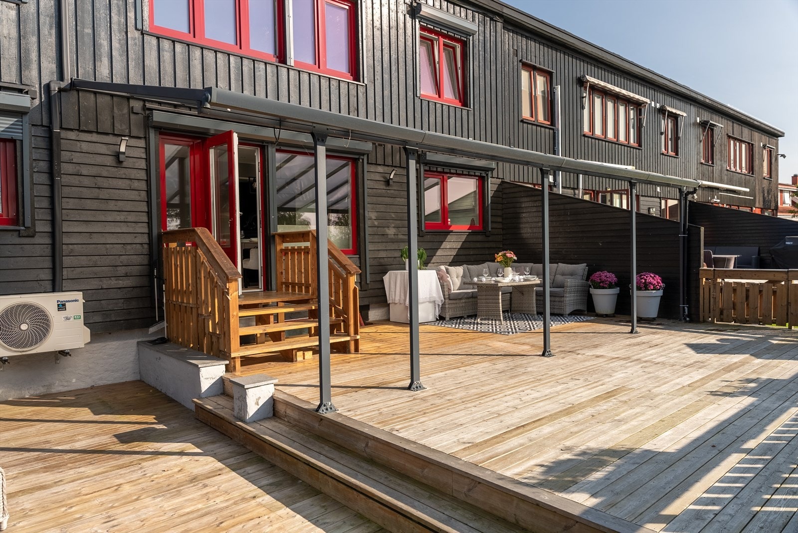 Velkommen til Vestbyveien 23K - Et familievennlig rekkehus over tre plan, beliggende i et veletablert og rolig boligområde på Grorud. Galleribilde