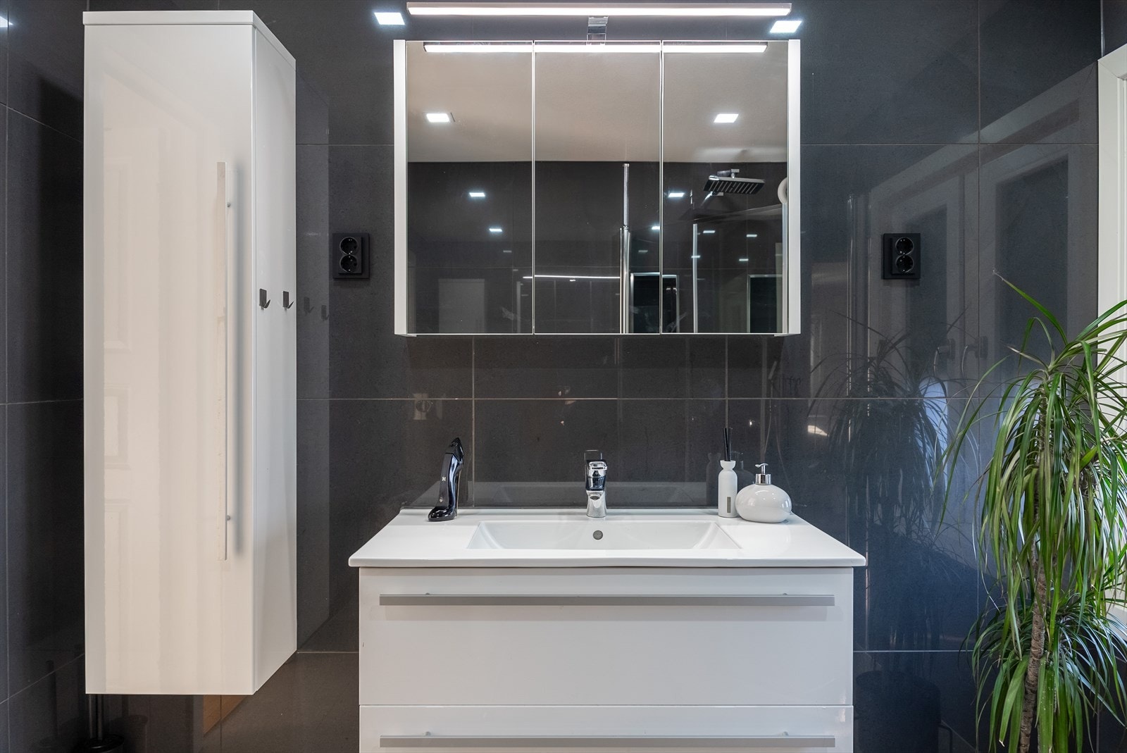 Benkeskap og overskap med speilfronter gir rikelig med lagringsplass. Galleribilde