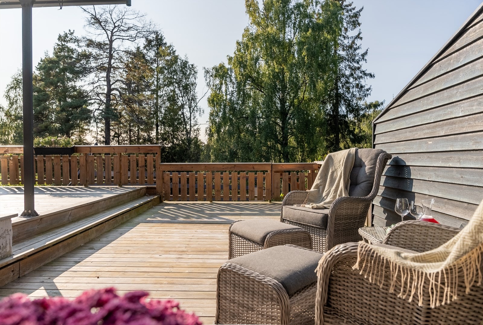 Her kan du nyte ettermiddags- og kveldssol - perfekt for sommerens hyggelige stunder utendørs. Galleribilde