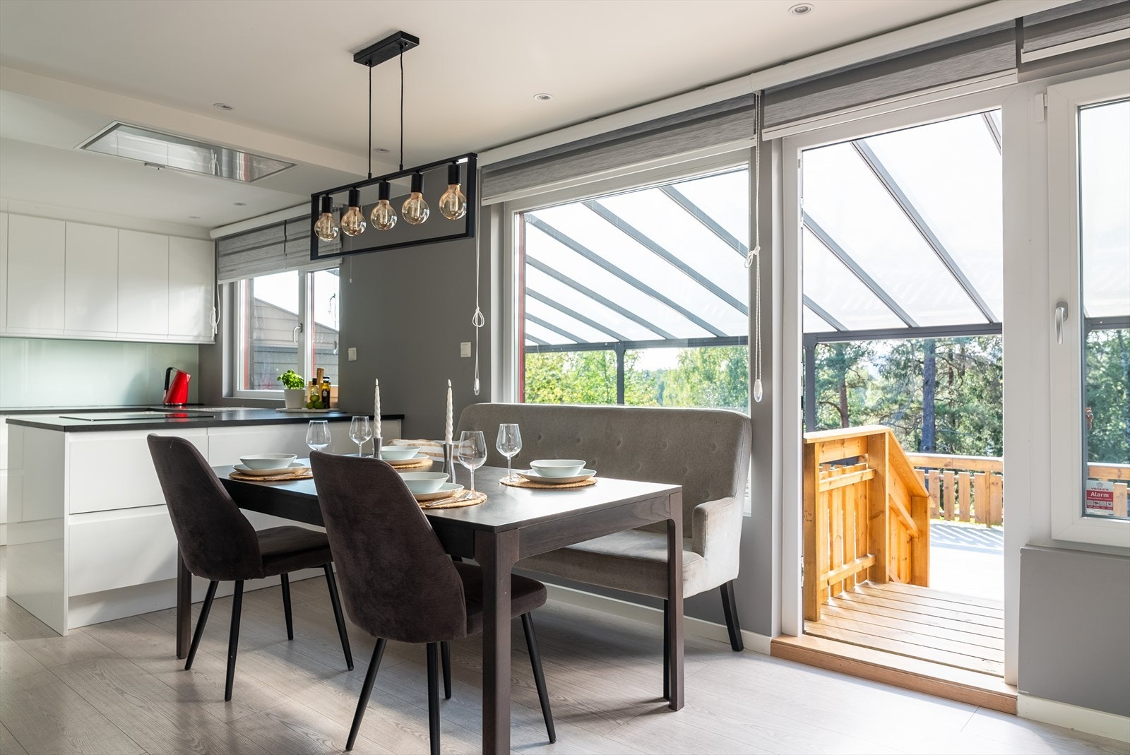 Den naturlige soneinndelingen av rommet gjør det enkelt å innrede med god plass til stor spisegruppe. Galleribilde