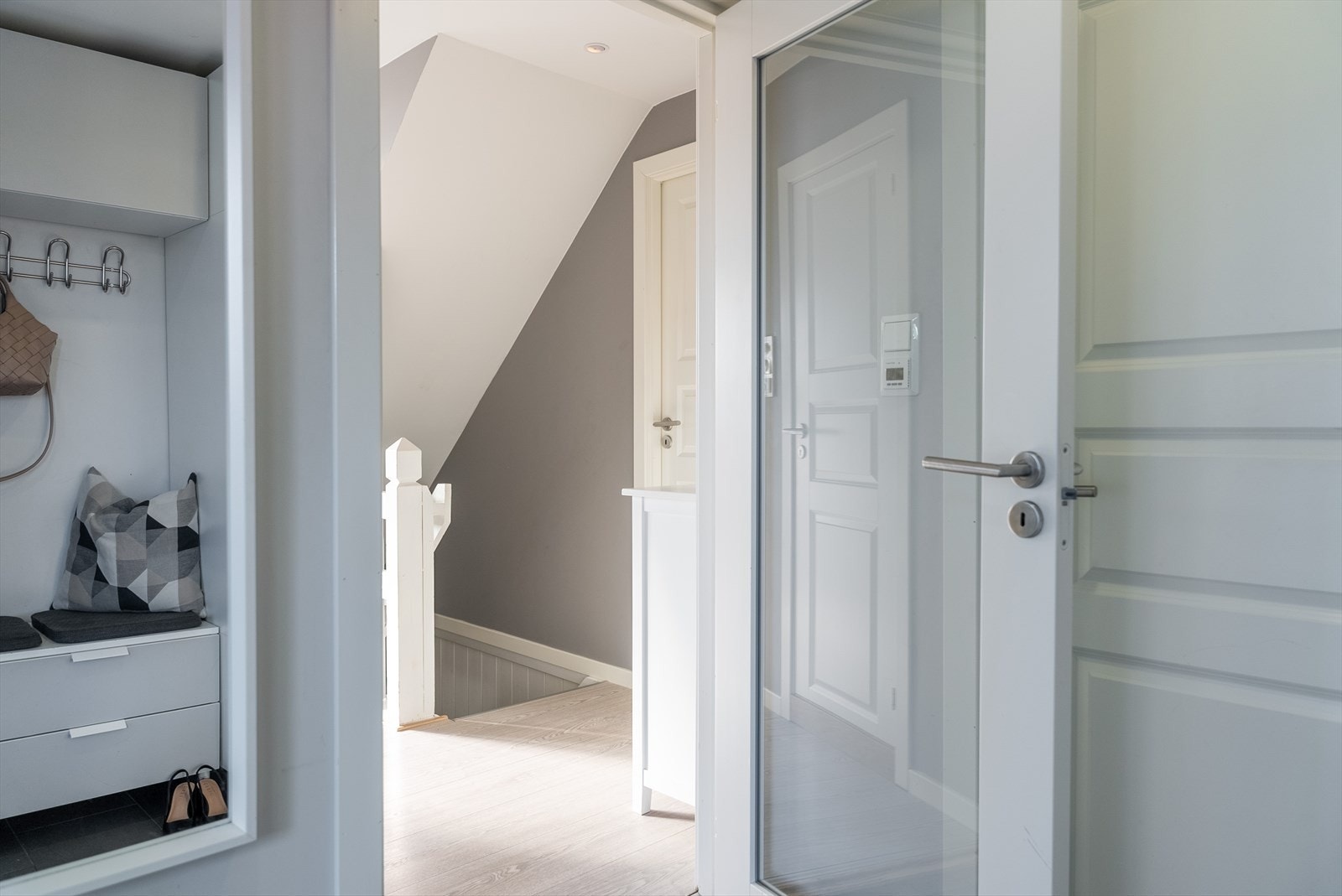 Boligen disponerer en garasjeplass og det er gjesteparkering på sameiets tomt. Galleribilde