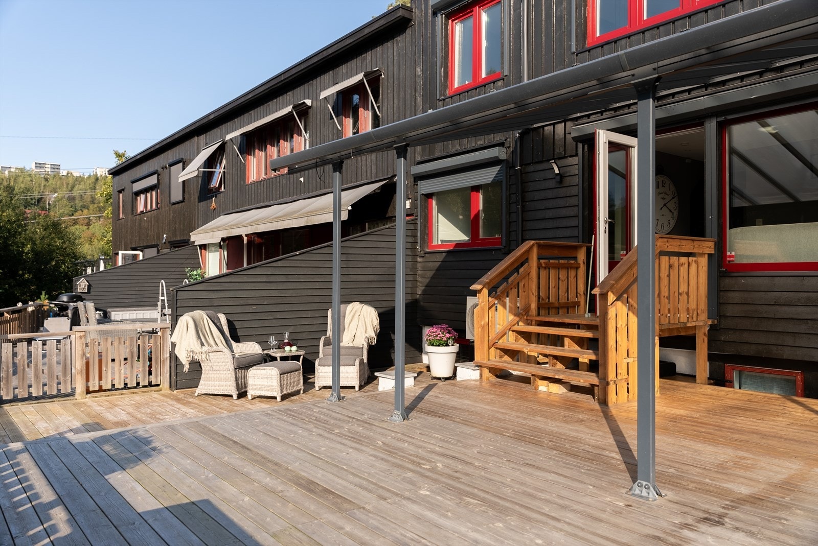 Terrassen er bygget ut og deler av denne står på sameiets fellesareal, styret kan kreve denne delen fjernet. Galleribilde