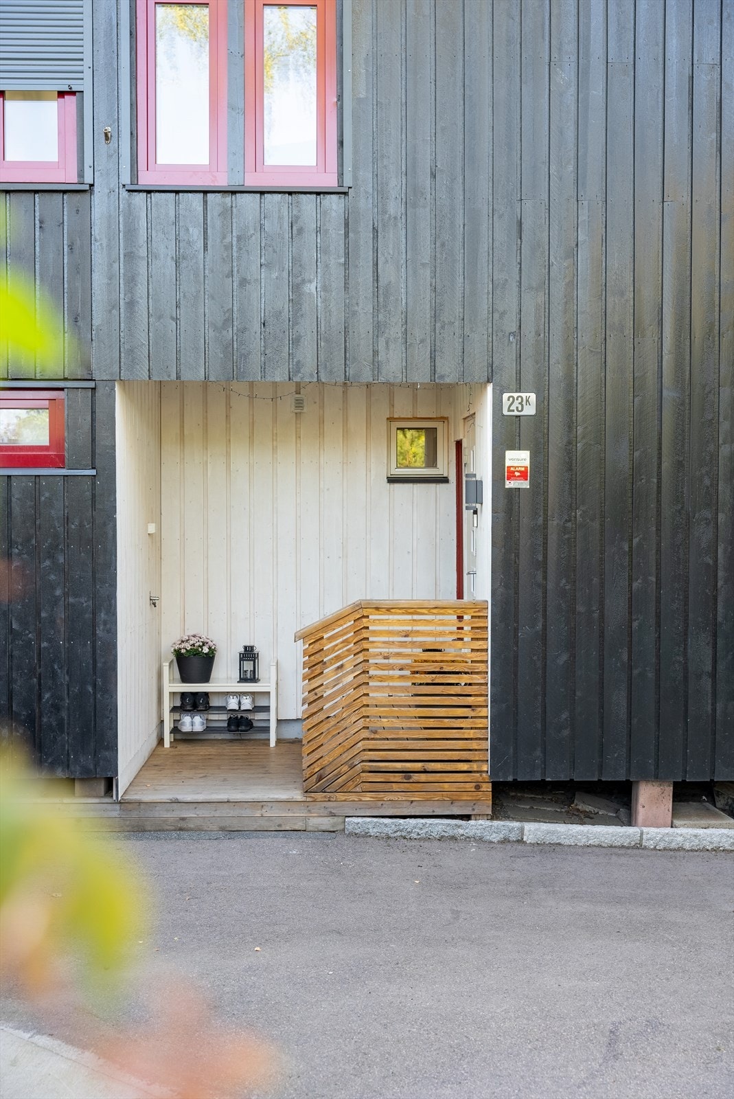 Fra boligen er det nærhet til flotte tur- og friluftsområder, samt kort vei til skoler, barnehager, offentlig kommunikasjon og et bredt utvalg av servicetilbud og fasiliteter. Galleribilde