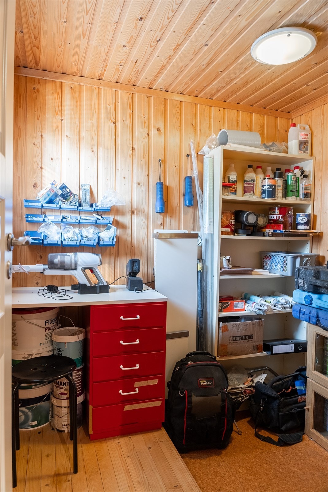 I kjelleren finnes det også en bod innredet som et praktisk verksted/arbeidsrom. Galleribilde