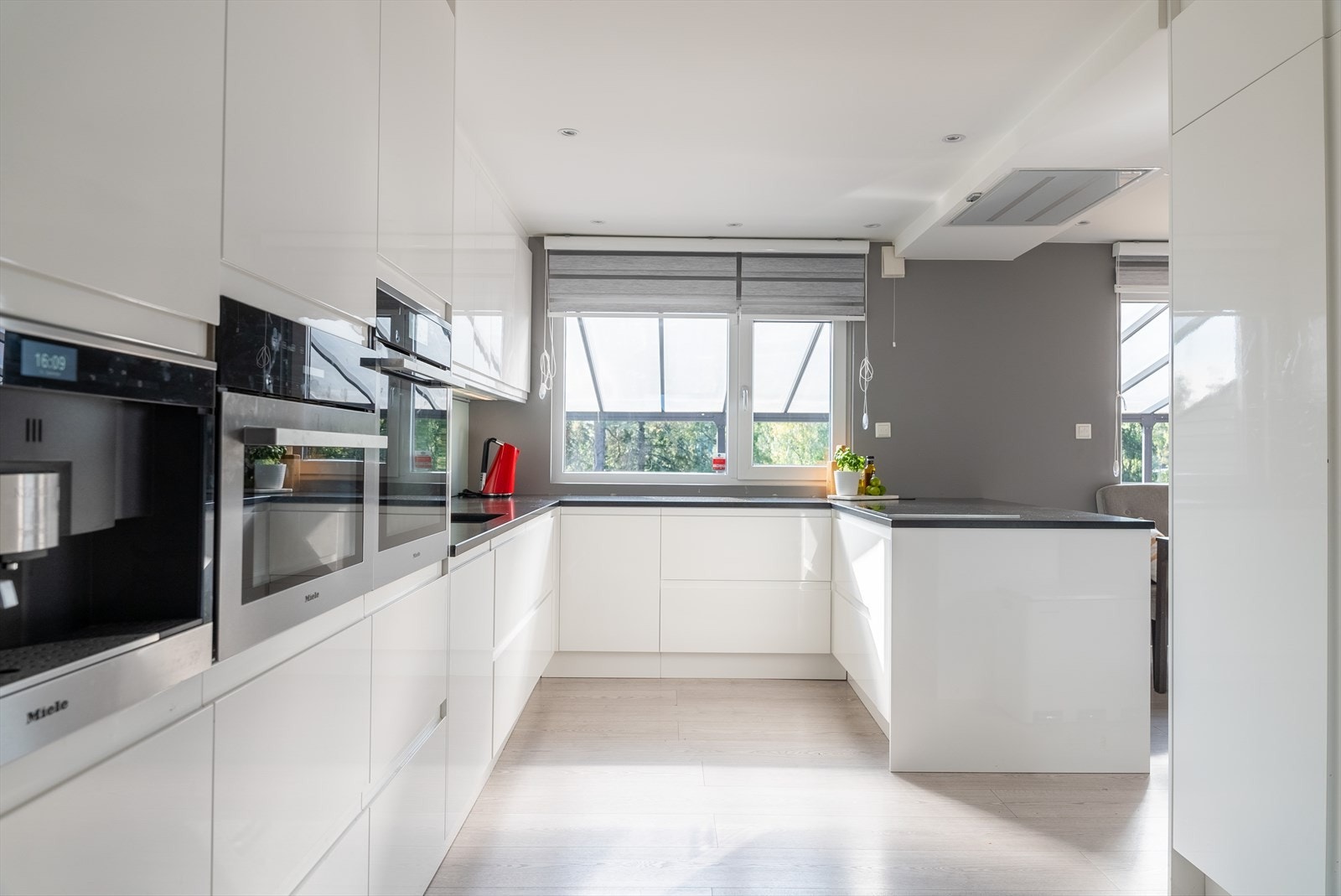 Moderne kjøkken med rikelig med skap- og benkeplass, ideelt for matlaging og sosiale sammenkomster. Galleribilde