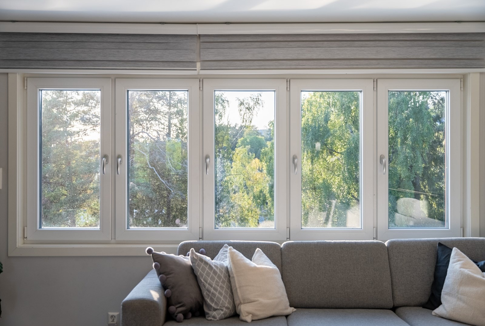 Store vindusflater gir godt med lysinnslipp og bringer naturen inn. Galleribilde