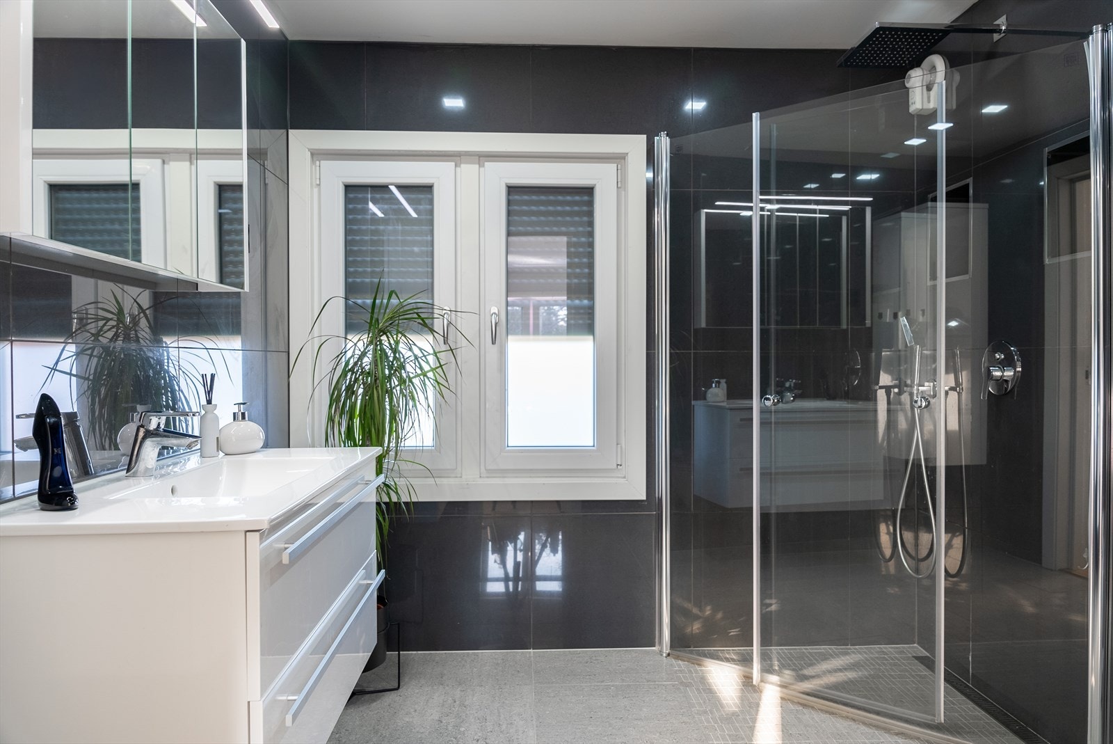 Lekkert flislagt baderom pusset opp i 2022. Galleribilde