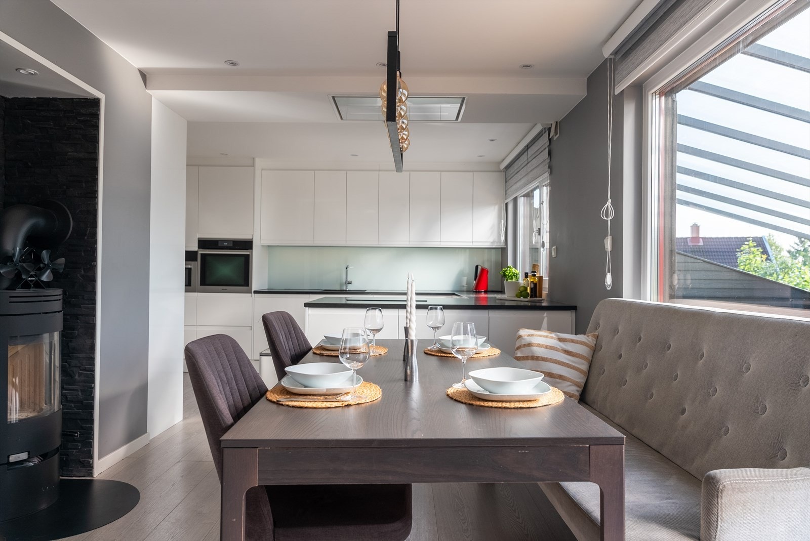 Her kan du nyte måltider foran den koselige peisen som skaper en lun atmosfære. Galleribilde