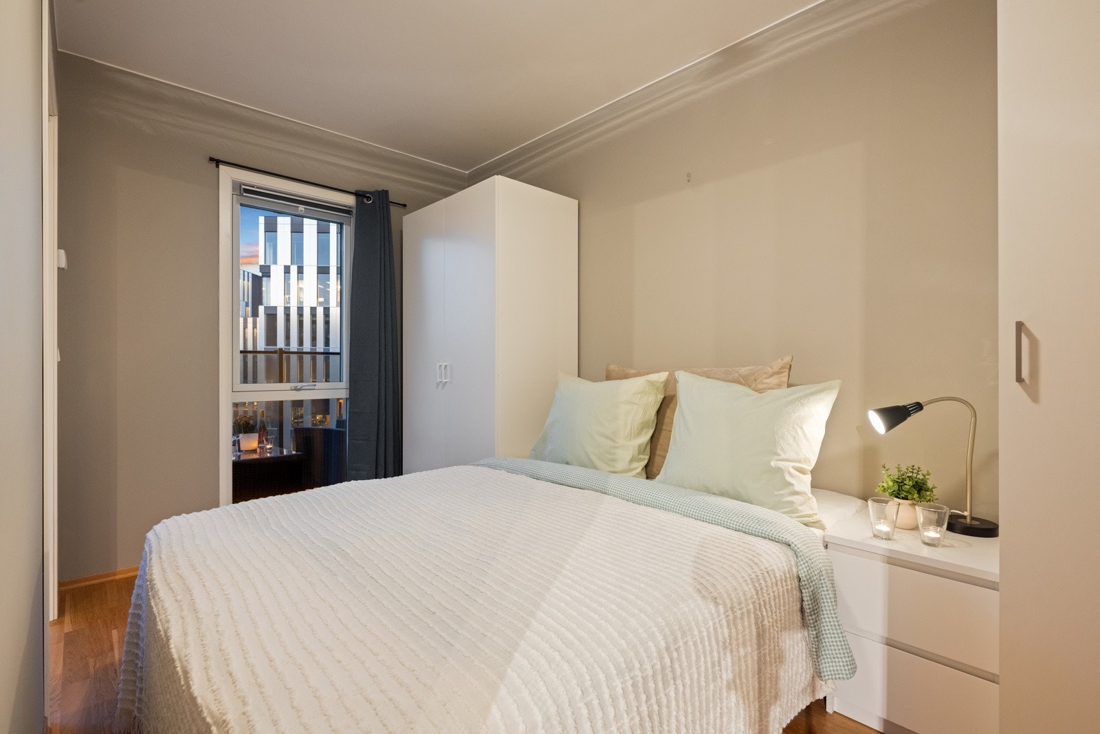 Soverommet har garderobeskap Galleribilde