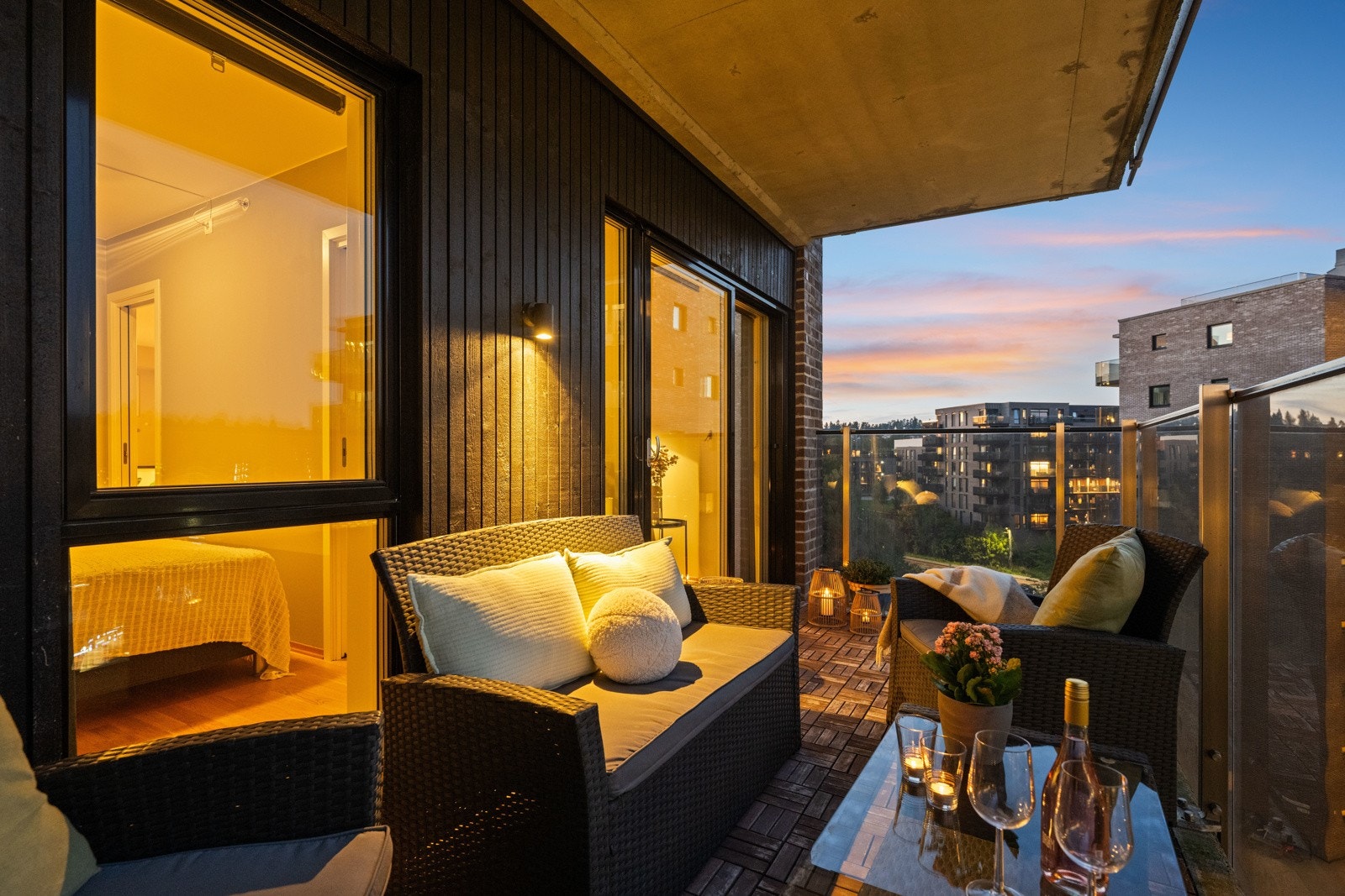 Leiligheten har en stor balkong på 10 kvm Galleribilde