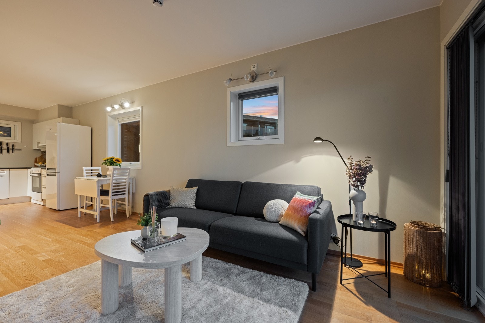 Leligheten ligger på enden av bygget, noe som gir to ekstra vinduer på langveggen Galleribilde