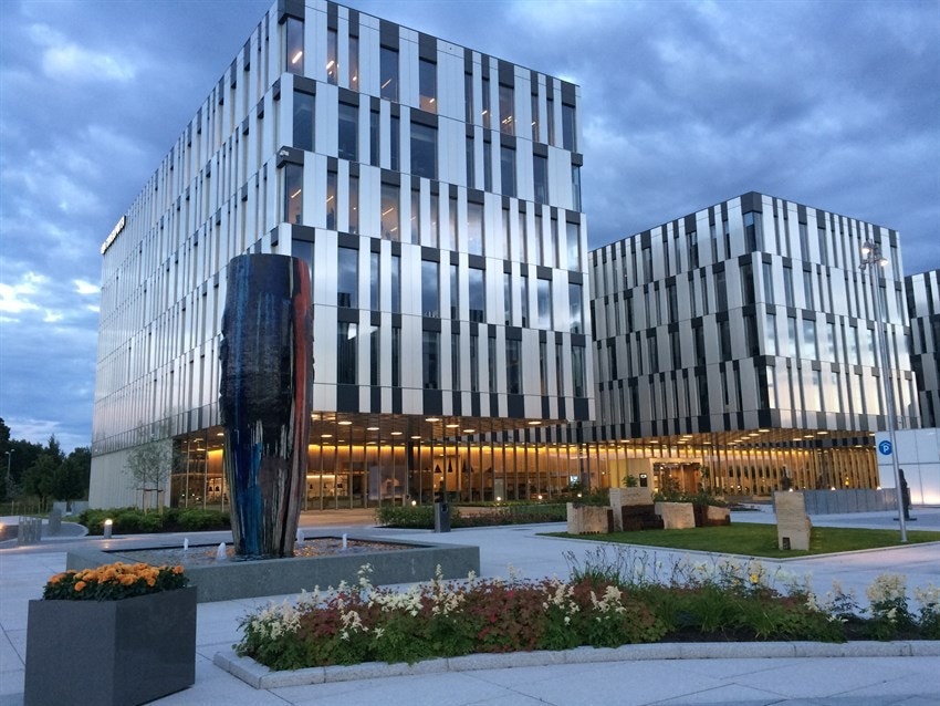 Umiddelbar nærhet til Fornebuporten med bl.a Kiwi, frisør, blomsterbutikk, flere restauranter m.m Galleribilde