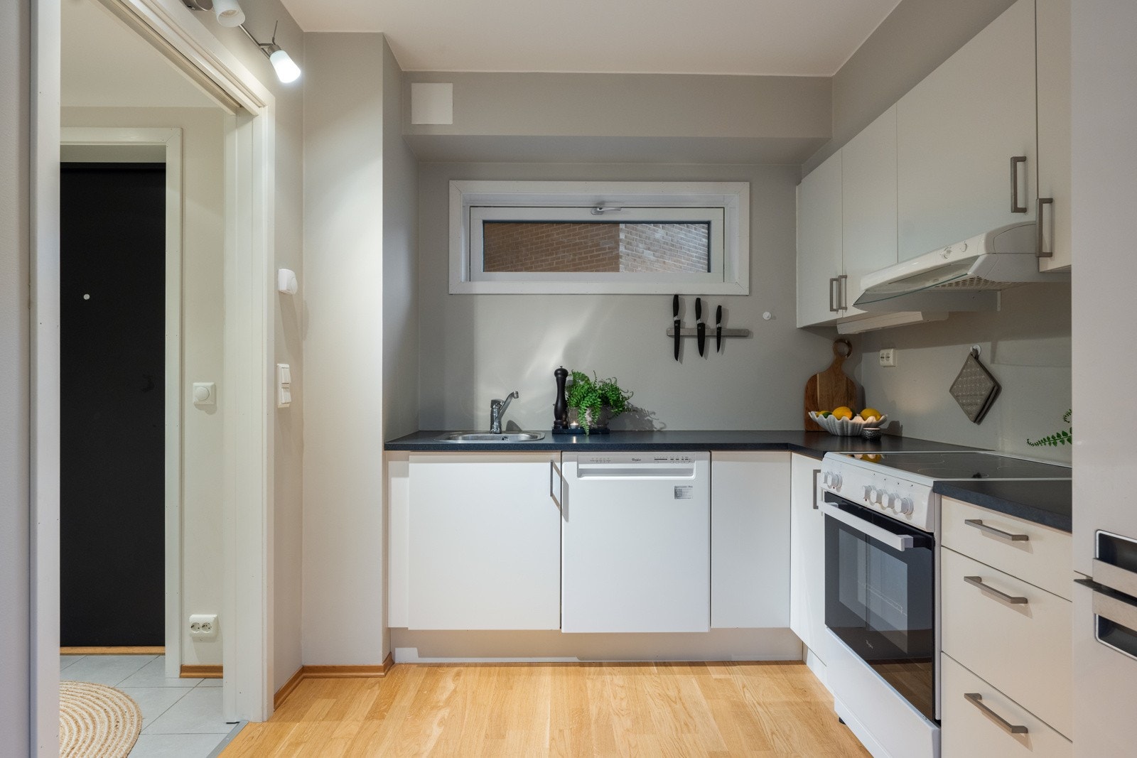 Kjøkkenet er originalt fra 2015 og har integrerte hvitevarer som kjøleskap og oppvaskmaskin Galleribilde