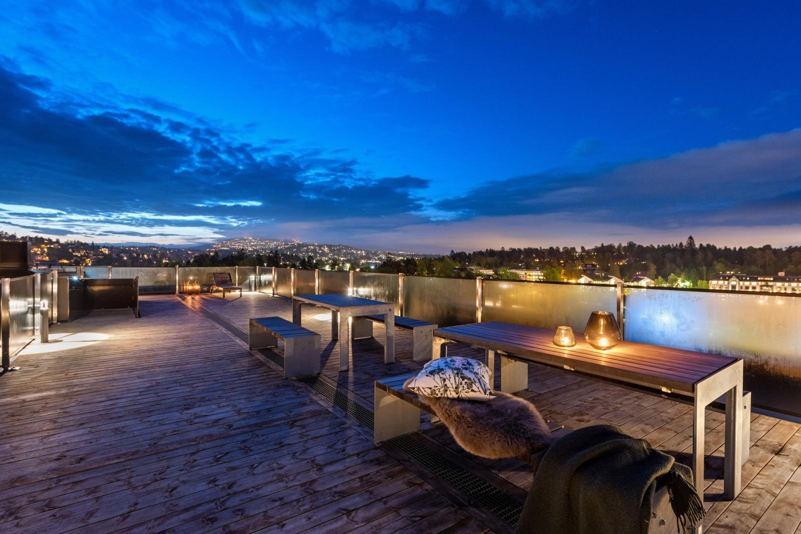 Sameiet har flere hyggelige takterrasser med panoramautsikt og sittegrupper Galleribilde