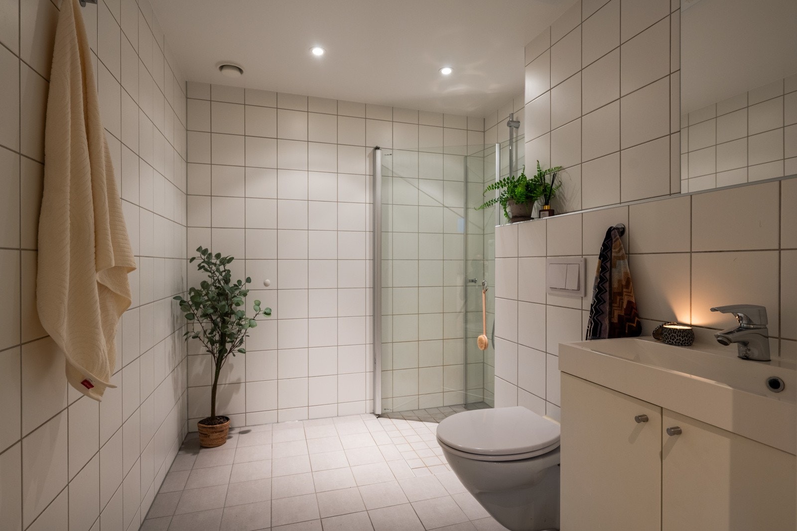 Romslig bad med elektriske varmekabler i gulv Galleribilde