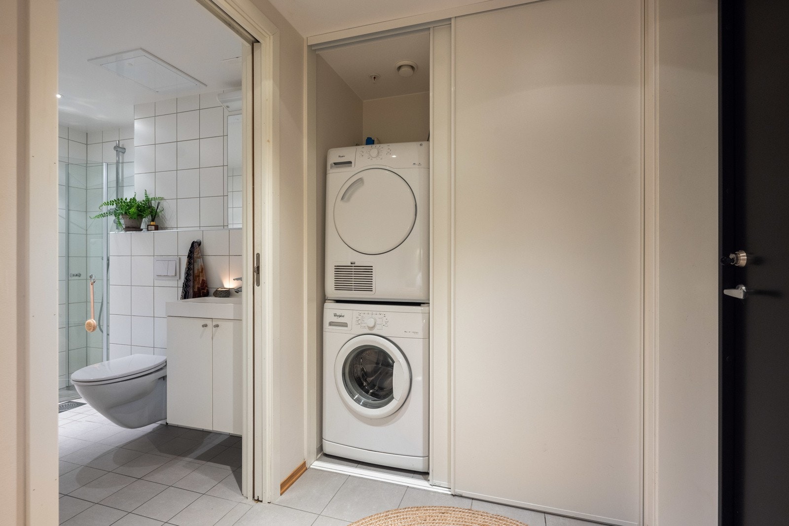 Praktisk opplegg for vaskemaskin og tørketrommel i entré Galleribilde