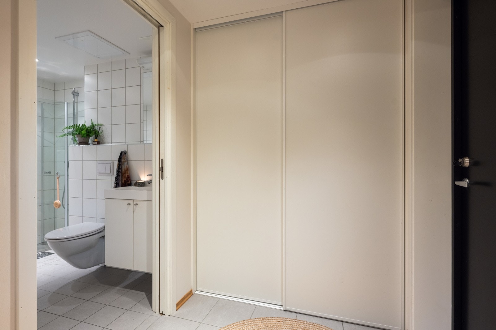 Baderom med inngang fra entré via plassbesparende skyvedør Galleribilde