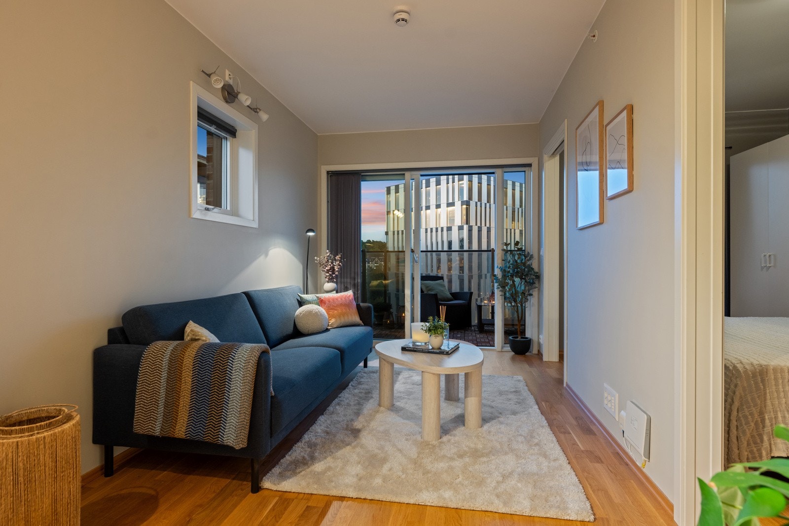 Fra stuen er det utgang til leilighetens høytliggende balkong på 10kvm Galleribilde