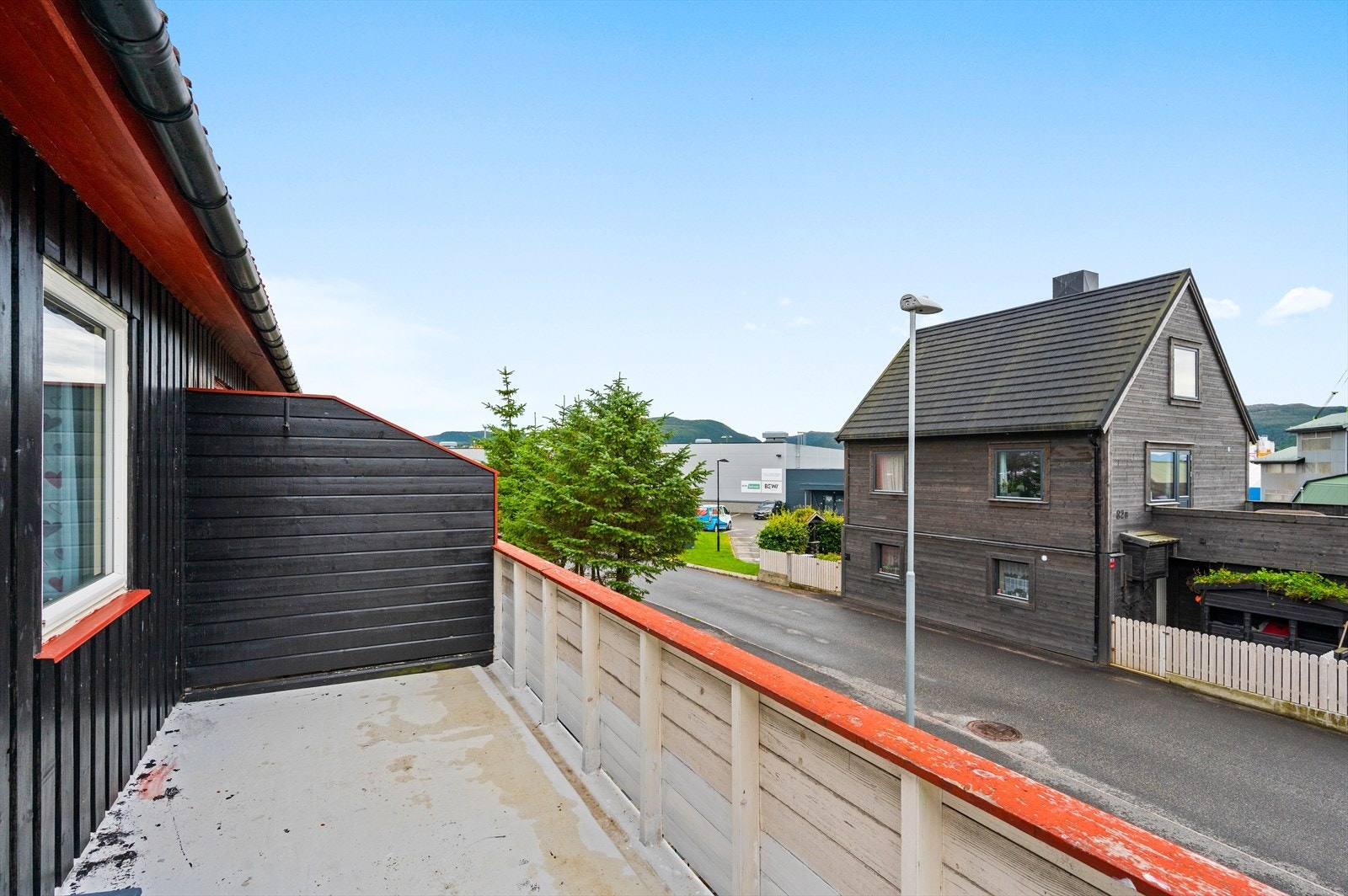 Utgang fra kjøkken til sydvendt veranda. Galleribilde