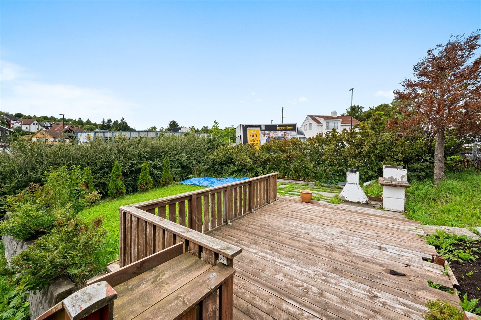 Stor terrasse og plenareal som strekker seg rundt huset. Galleribilde
