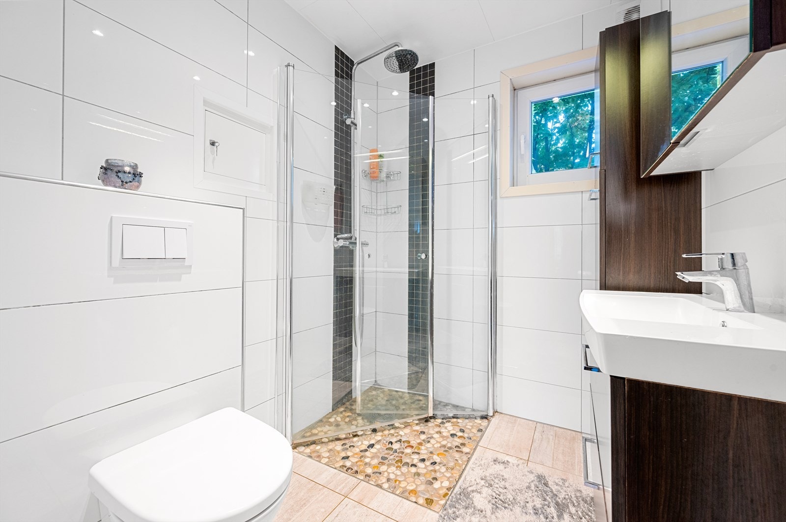 Flislagt bad med varmekabler i gulv, renovert av Kristiansund mur og betong og Schnell Rørleggerservice. Galleribilde