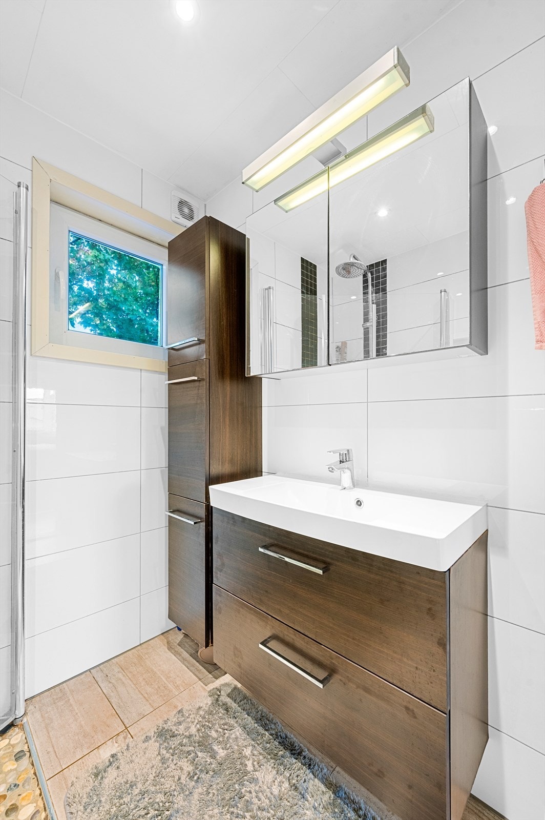 Dusjhjørne, vegghengt WC og servant med skuffer, speilskap og sideskap. Galleribilde