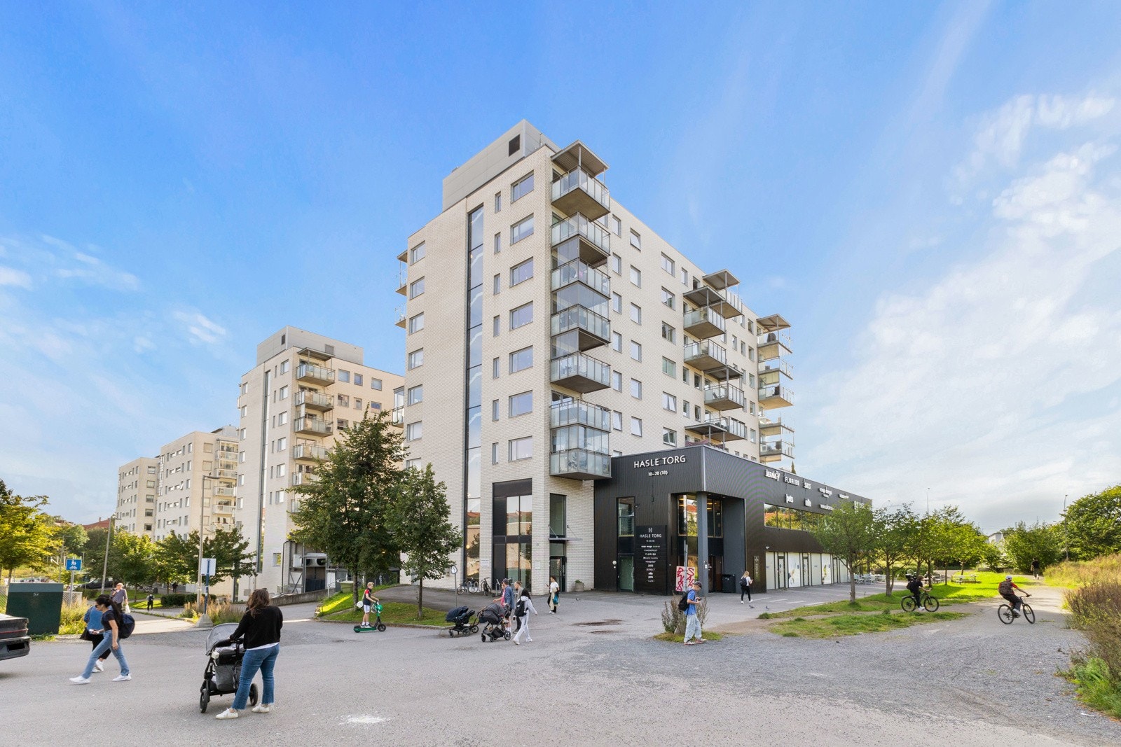 Enkel adkomst fra Grenseveien med bil. Parkering mot lapp i 1,5t på Hasle Torg. T-banen på Hasle stopper kun kort vei unna, og det samme med buss 21, 28 og 60 Galleribilde