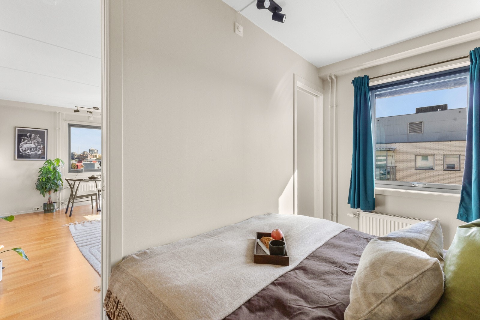 Lyst og pent soverom med to innganger via skyvedører, som er en praktisk løsning Galleribilde
